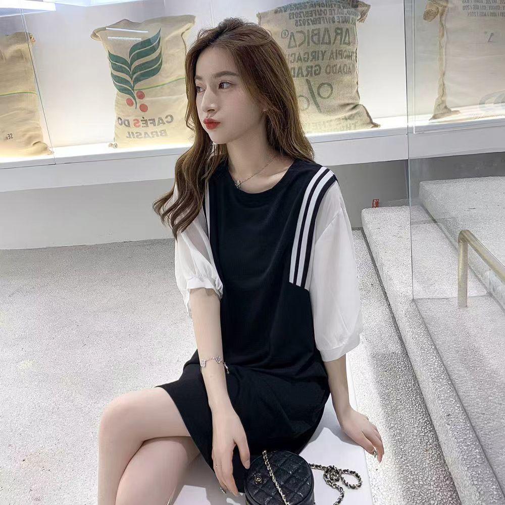 Rochie de vară în culori contrastante, mărime plus - fustă tip tricou lejeră care acoperă burtica pentru femei