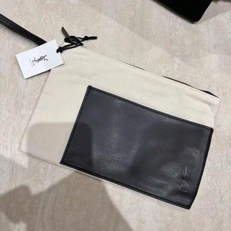 Il beauty case YSL presenta una chiusura a zip ed è adatto per l'uso quotidiano, il lavoro, i viaggi, la scuola e altre occasioni.