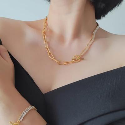 Colar Camadas de Metal e Tênis com Fecho de Alavanca Feminino