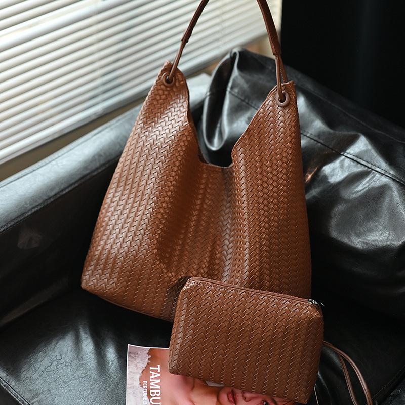 Women's 2025 Retro Large Capacity Woven Shoulder Tote Bag - New Fashion, Commute Style.