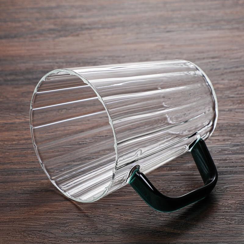 Szklany kubek do kawy z uchwytem w pionowe paski