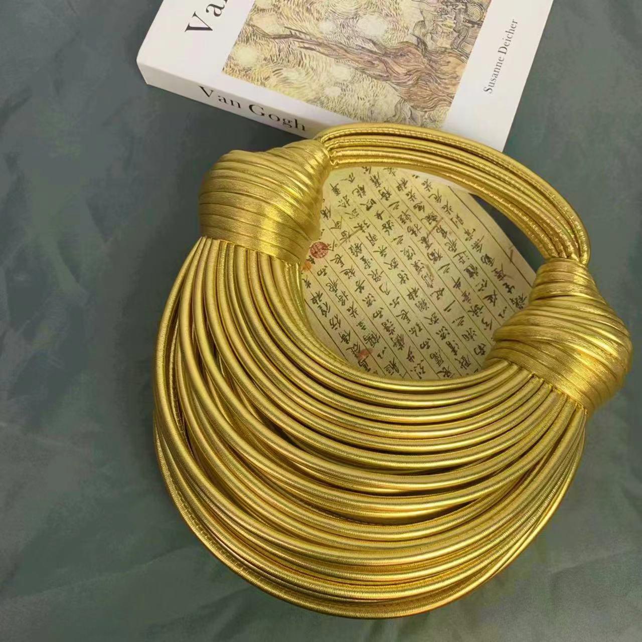 

Гуанчжоуская трансграничная тканая сумка: Уникальный дизайн узловатой проволоки для рамена с универсальным стилем подмышек