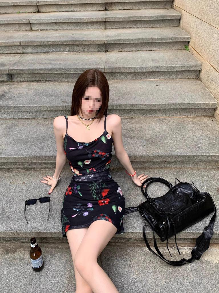 Low-Neck Off-Shoulder Slim-Fit Printed Camisole Dress, Waist-Cinching, Hip-Hugging, Summer Style for Women