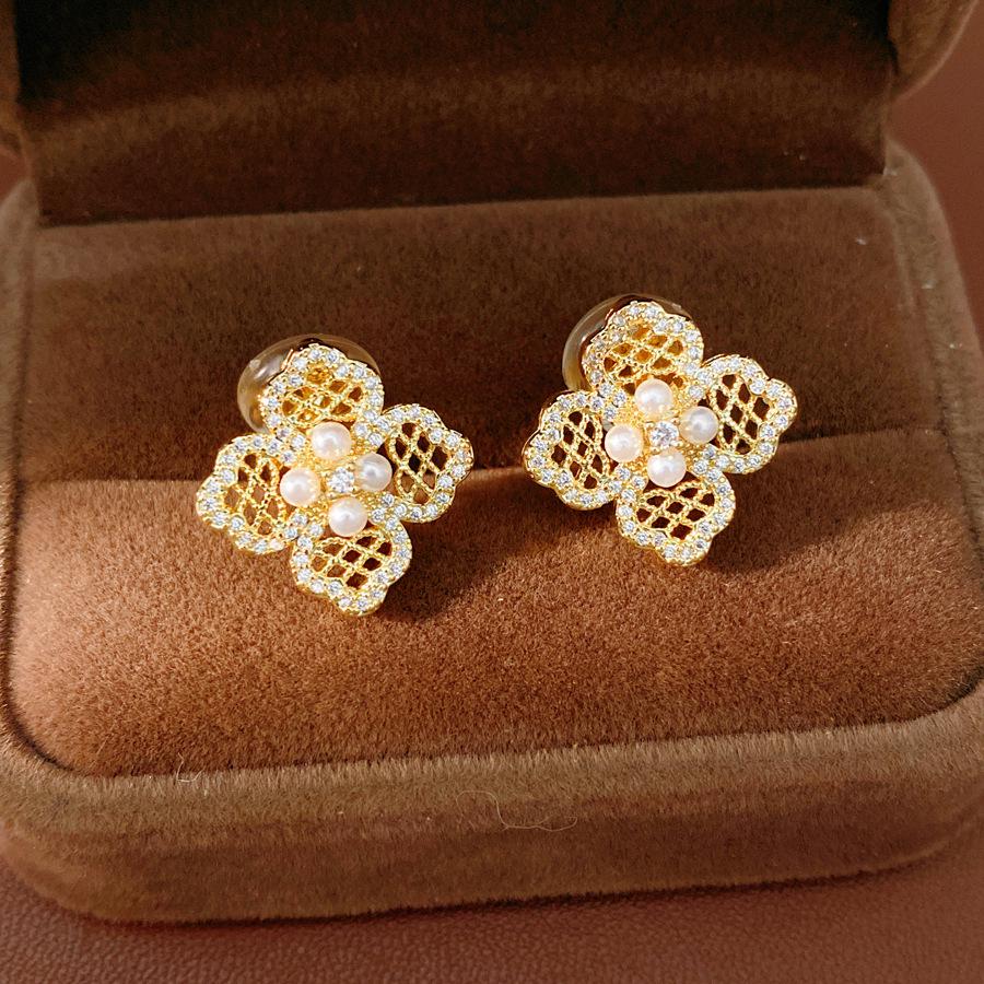 18K Gold-Plated Zircon Flower Pearl Ear Clips - Elegant  Luxurious Earrings