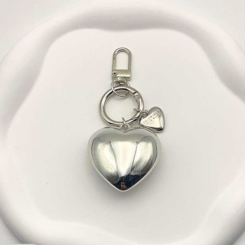 Elegant Large Love Heart Pendant Keychain Sturdy Alloy Charm Fashion Accessory for Men and Women Stylish Outfits