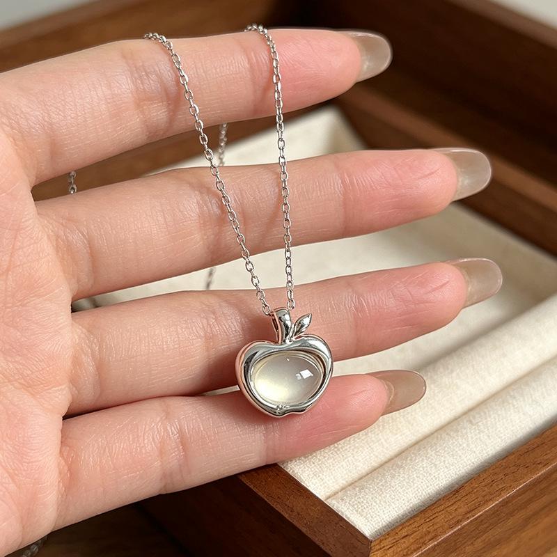 Collier Pomme Incrusté d'Agate Coréenne: Chaîne de clavicule élégante et polyvalente pour femmes