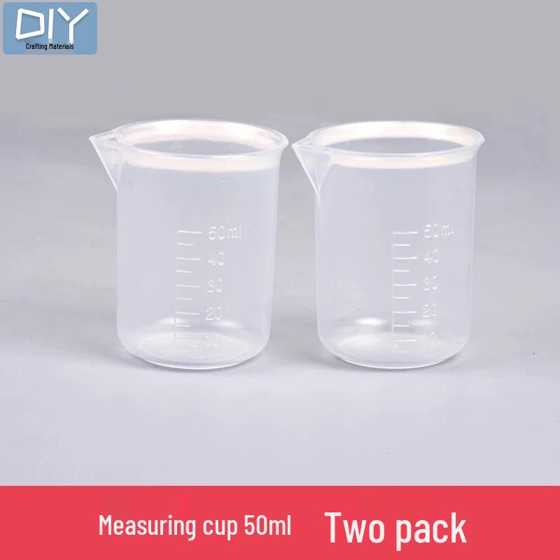 DIY Epoxid-Werkzeugset mit Handschuhen, Messbechern, Waage, Pinzetten, Tropfer, Schleifpapier, Politur und Stanze.