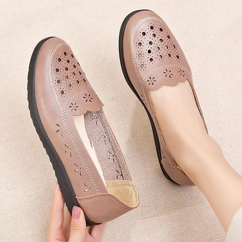 Hollow Soft Sole Mom's Shoes Sandals Summer Comfort Flat Sole Women's Shoes Hole Leather Shoes Middle and Old Age Shoes 2024