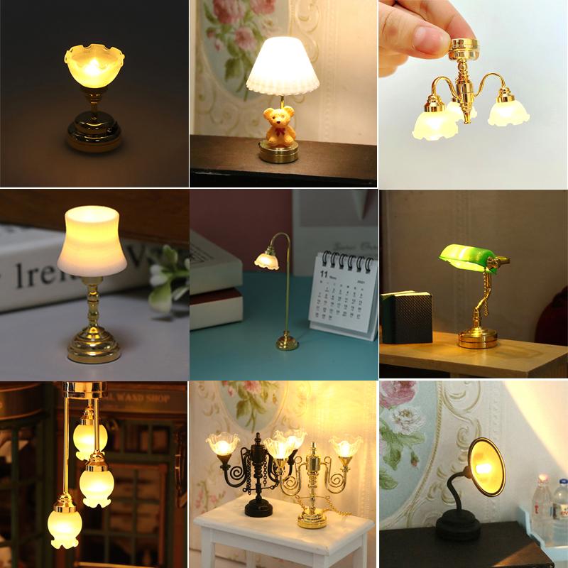 1:12 Dukkehus Pendel Miniatur LED Lysekrone 3-Hoved Knopp Loftslampe Dukkehus Stue Soveværelse Dekoration Legetøj