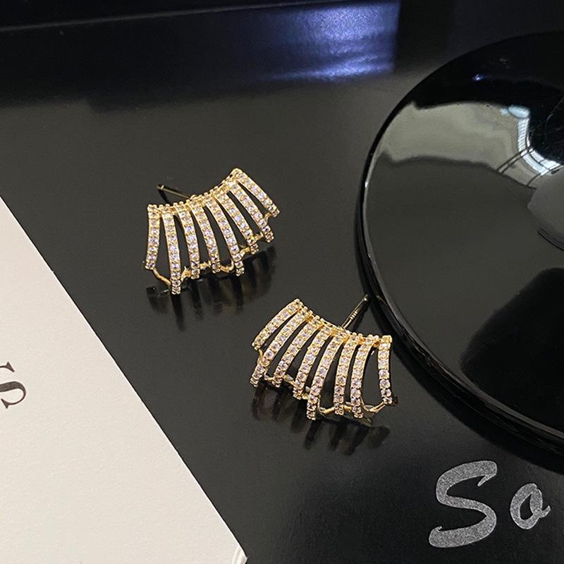 

S925 Silver Needle Luxurious Diamond Stud Earrings: Exquisitely Shiny and Versatile, with a Modern Cold Style.