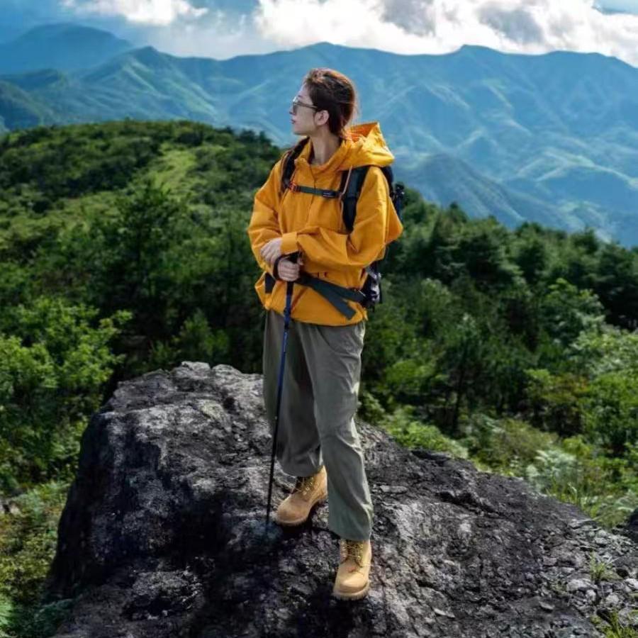 Rose Huang Yimei Větruodolná 3v1 odepínací bunda ve stylu celebrity