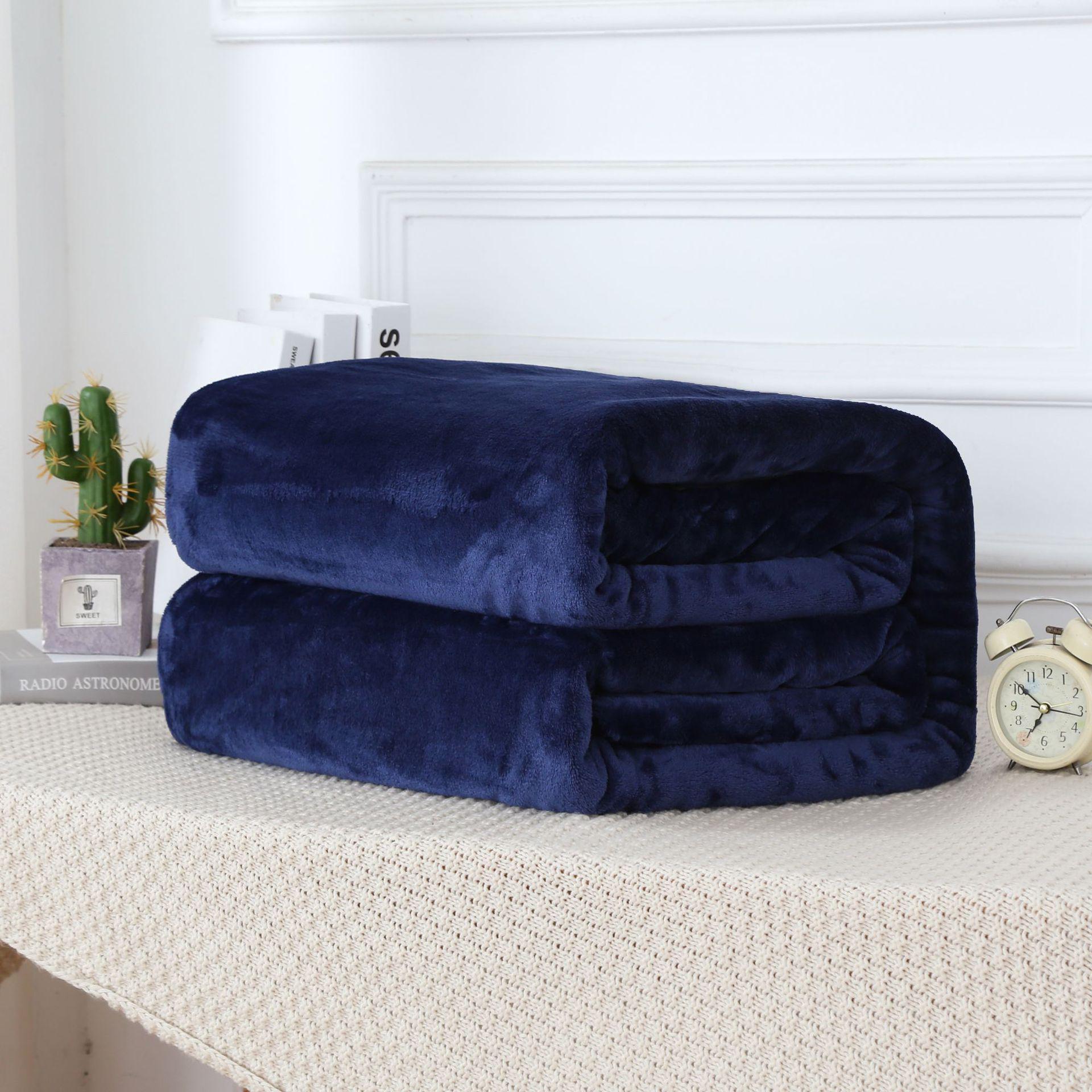 

Однотонное флэнелевое одеяло Cloud Mink — идеально подходит для сна в офисе и в комнатах с кондиционером 200x230 cm 1380 g темно-синий