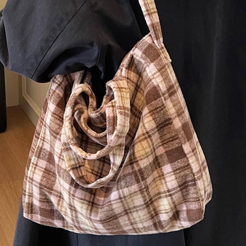 New Commuting Large-capacity Bag, Popular Plaid Shoulder Bag, Student Commuting Niche Messenger Bag