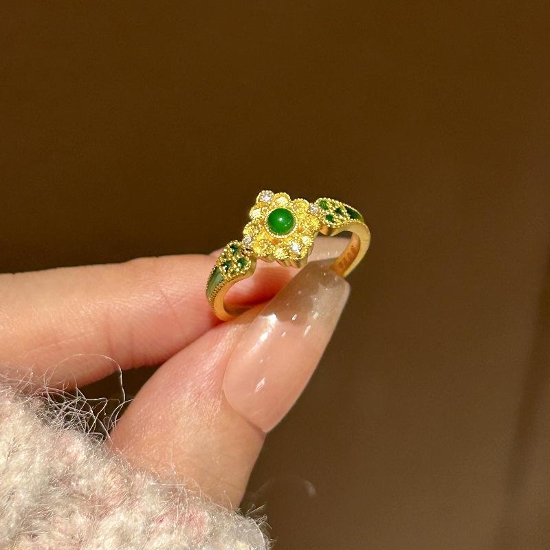Prsteny s vsazenými smaragdy ve stylu lehkého luxusu a vintage pro ženy, kreativní prsten v palácovém stylu s elegantním designem, svatební šperk
