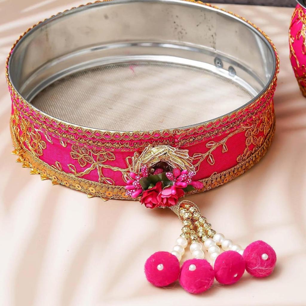 Rosa und Goldfarbenes Florales Dekoratives Handgefertigtes Edelstahl Karwa Chauth Pooja Thali Set mit Chalni, Lota & Chunri