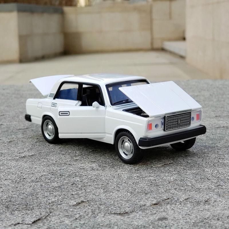 1/32 LADA NIVA Classic Car Alloy Car Model Diecast Metal Toy Car Vehicles Model Simulation Sound Light Collection Childrens Gift