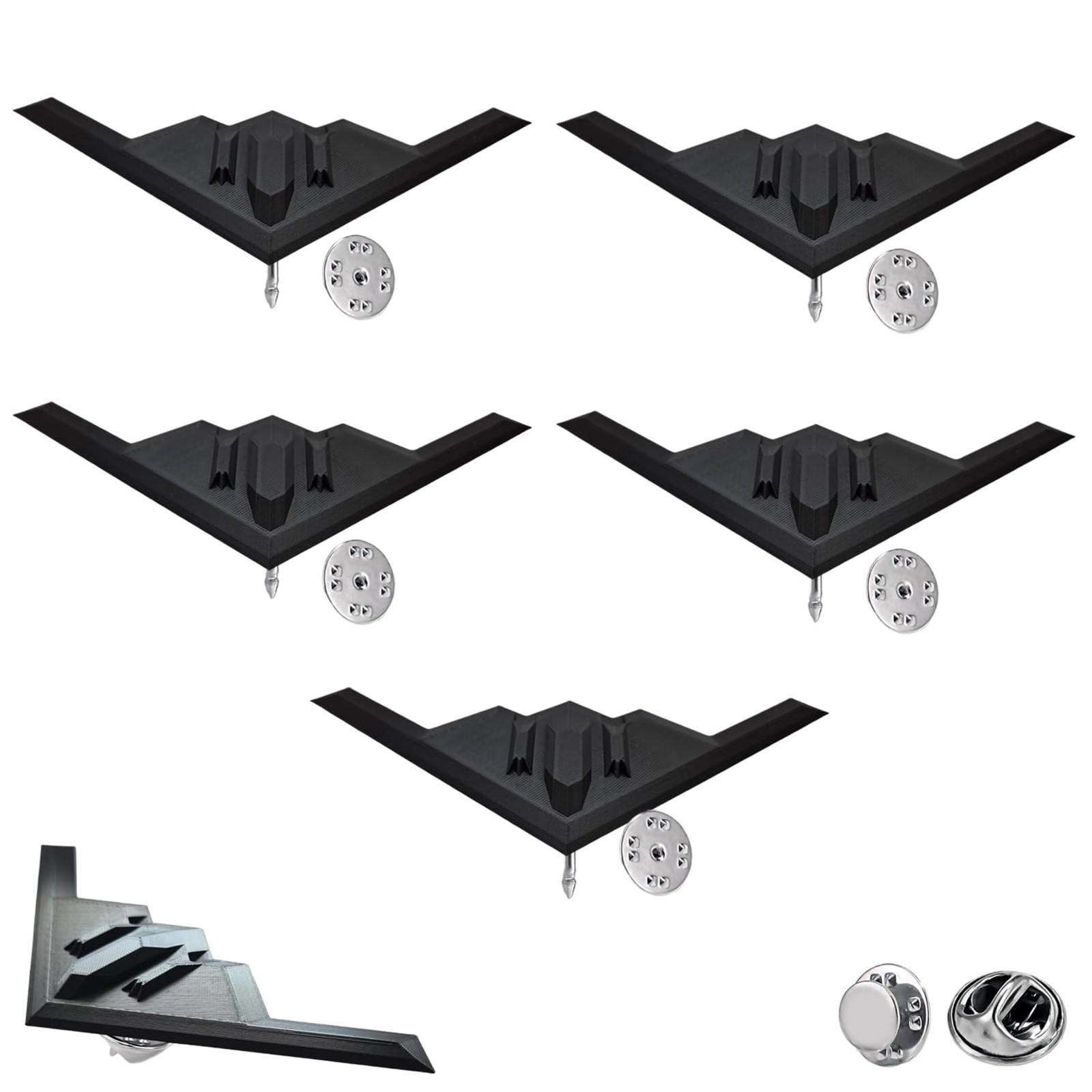 

Значок на лацкан в стиле истребителя, с текстурой, подчеркивающей линии тела, украшает воротник, добавляя личности и изобретательности. One Size чёрный