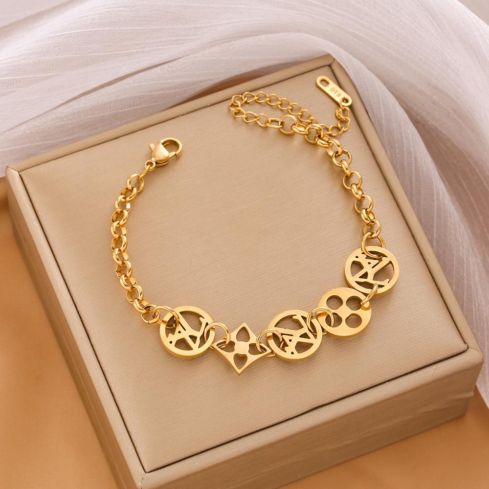 High-End Titanium Steel Four-Leaf Clover Bracelet with Shell Pendant – Durable, Fade-Resistant Design
