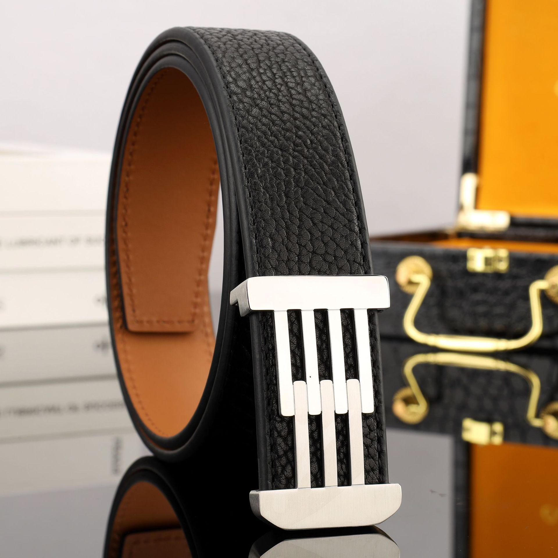 

Мужской ремень из дикой коровьей кожи с зернистой фактурой и пряжкой из нержавеющей стали, двухсторонняя кожа высшего слоя. 115 cm серебряный