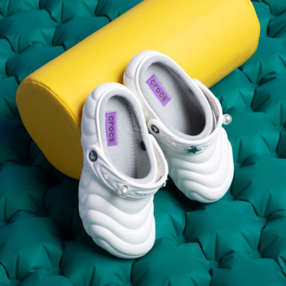 Crocs Classic Lined Over Puff Clog 210059 100