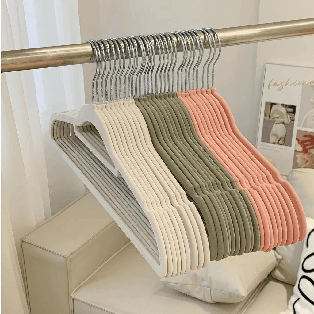 High-Grade Flocked Clothes Hanger: Traceless, Non-Deforming, 26 Styles, Perfect for Dormitory Storage and Drying.