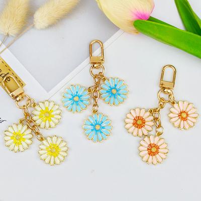 Sweet Daisy Keychain Cute Metal Flower Tassels Keyring for Women Bag Charm Earphone Case Pendant Boyfriends Couples Gifts