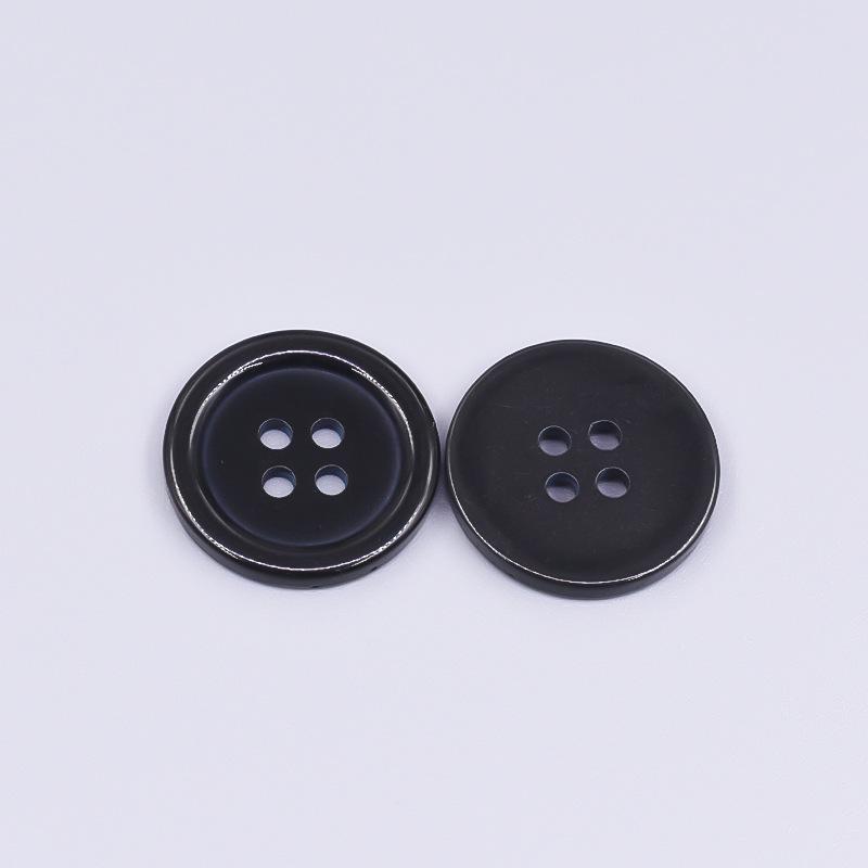 

Черно-белая поварская куртка с пуговицами из смолы — универсальная рабочая униформа с тонким и широким краем