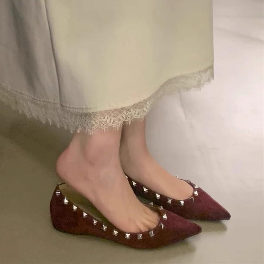 French Pointed Inner Height Increase Rivet Single Shoes Women's 2025 Spring and Summer New Shallow Mouth Soft Sole Red Wedding Shoes Banquet Ladyshoes