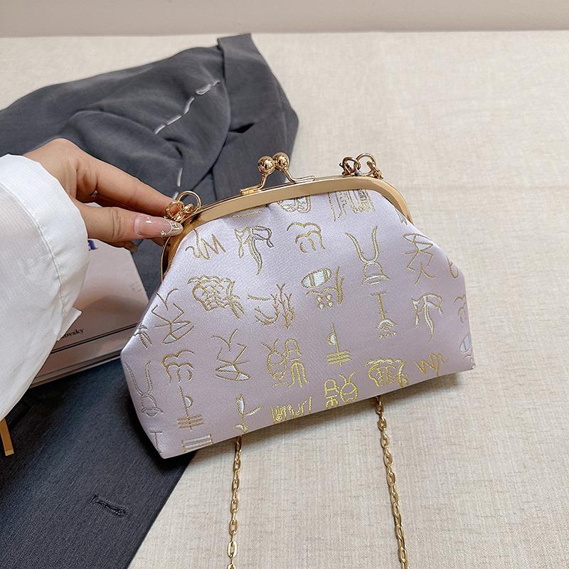 New Chinese Style Women's Embroidered Shell Handbag with Chain Strap Single Shoulder Bag Metal Clip Crossbody Bag Beaded Handbag