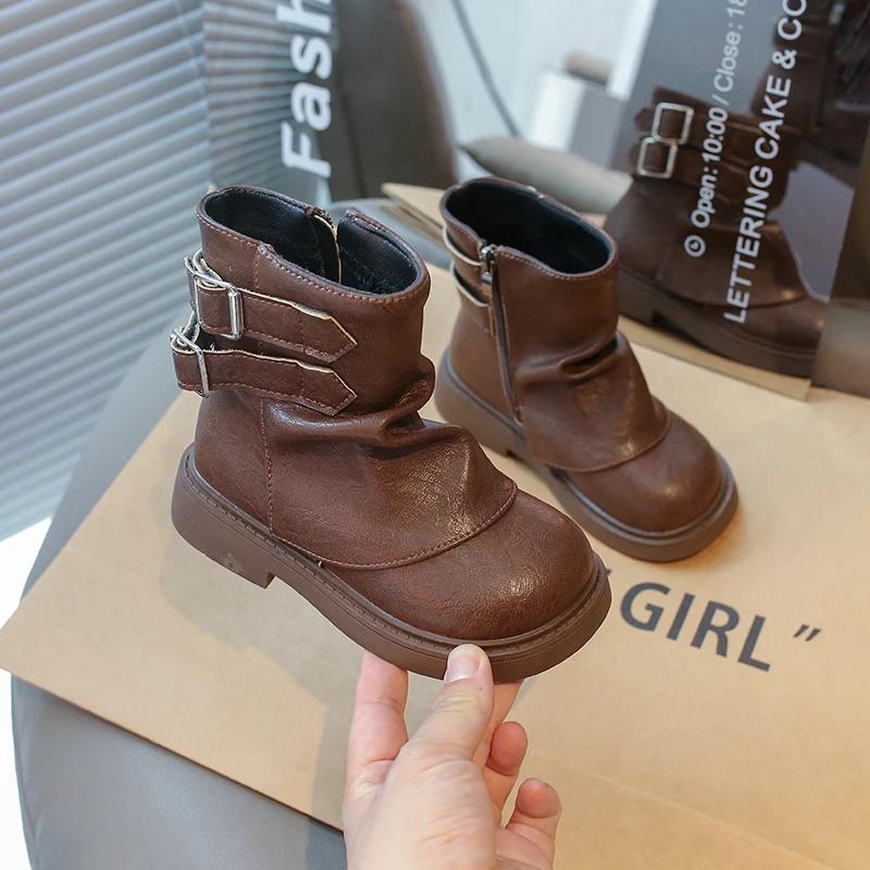 

2024 Детские короткие ботинки для девочки Зима Новая мода Британский стиль Мягкая подошва Нескользящие Повседневные Универсальные Теплая кожаная обувь 26 коричневый