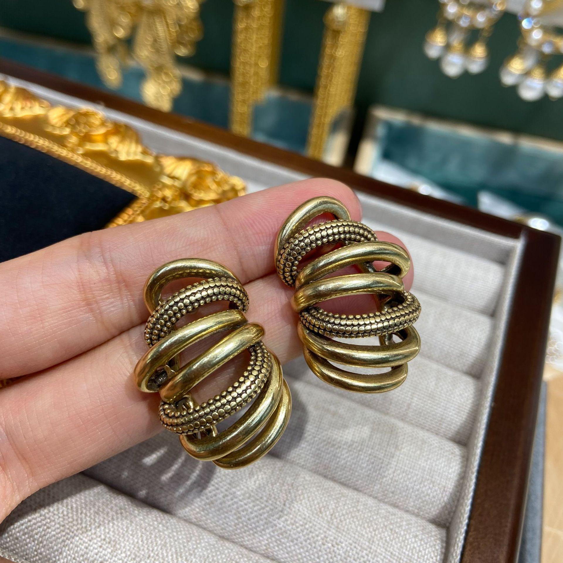 

Золотые многослойные металлические серьги-гвоздики с C-образным кольцом, женские серьги-гвоздики из настоящего медного золота с эффектом холодного ветра