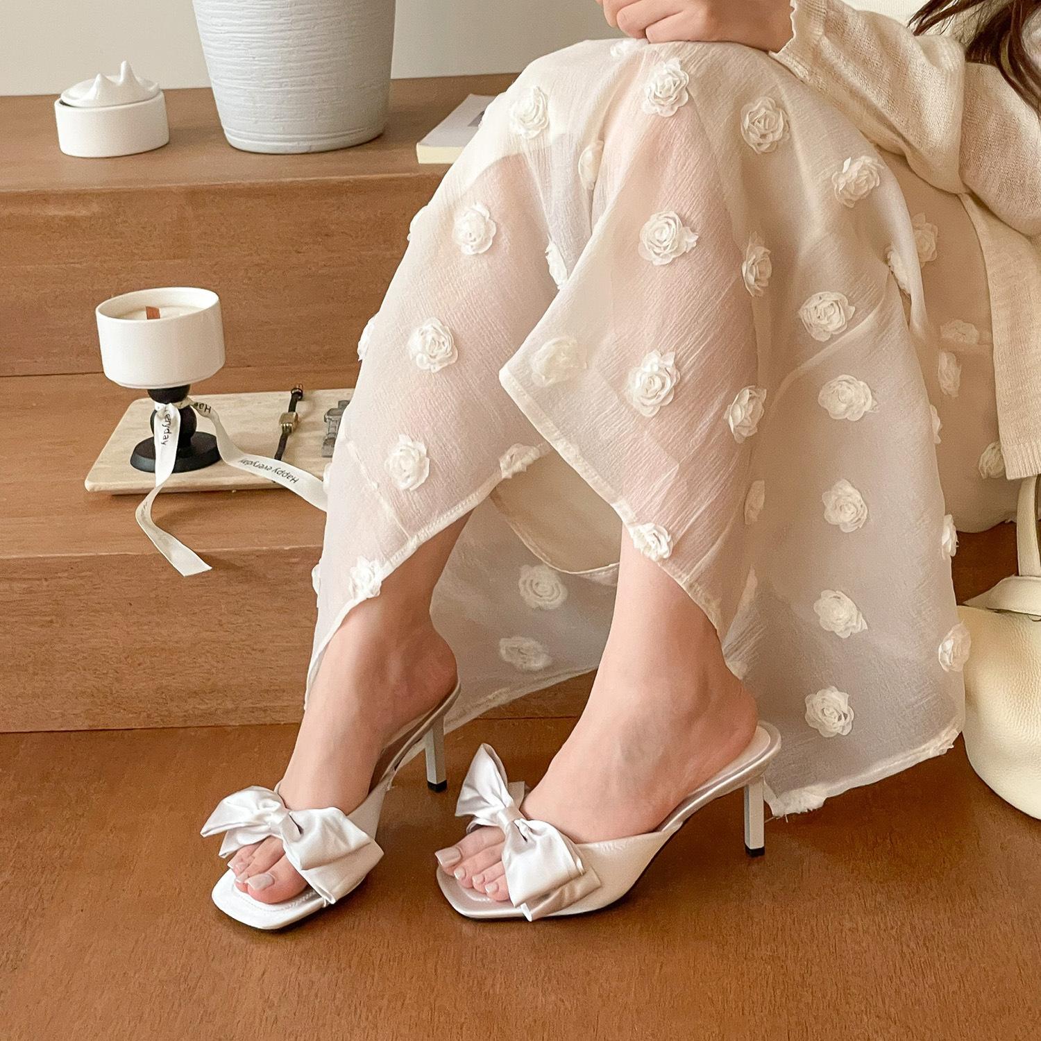 

Cold moonlight! Satin silver square head bow high heel sandals women s summer new cool slippers 35 срібний