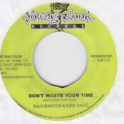 

7-дюймовая пластинка BUJU BANTON, KIRK DAVIS - Не тратьте время, молодая кровь 2002 Ямайка Регги, Ска и Даб