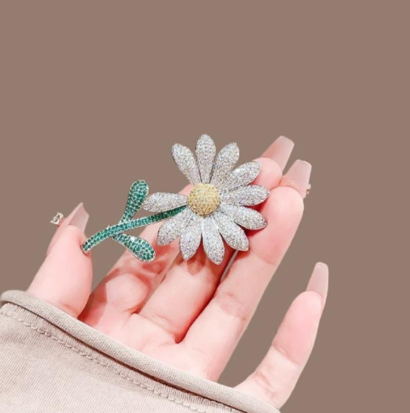 1Pc Exquisite Daisy Sunflower Brooch Fashion Personality Pop Pin Inlaid Zircon Jewelry Accessories Party Banquet Daily Gift