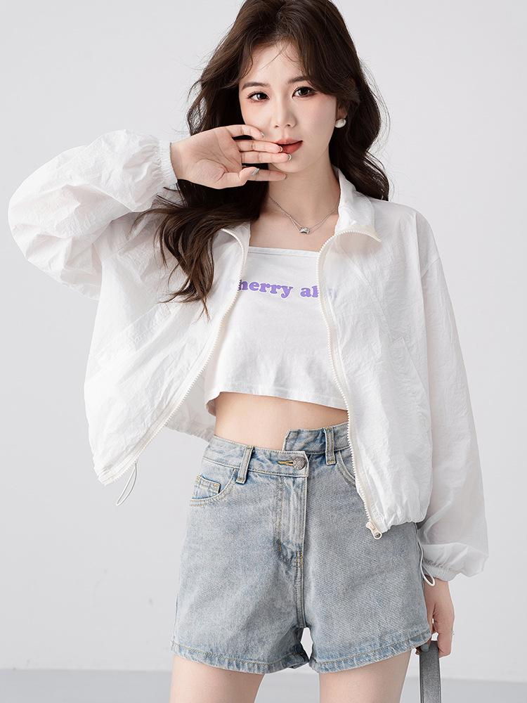 Women's Summer Lightweight Lapel Sunscreen Jacket: Short, Breathable, and Casual Sun Protection Top.