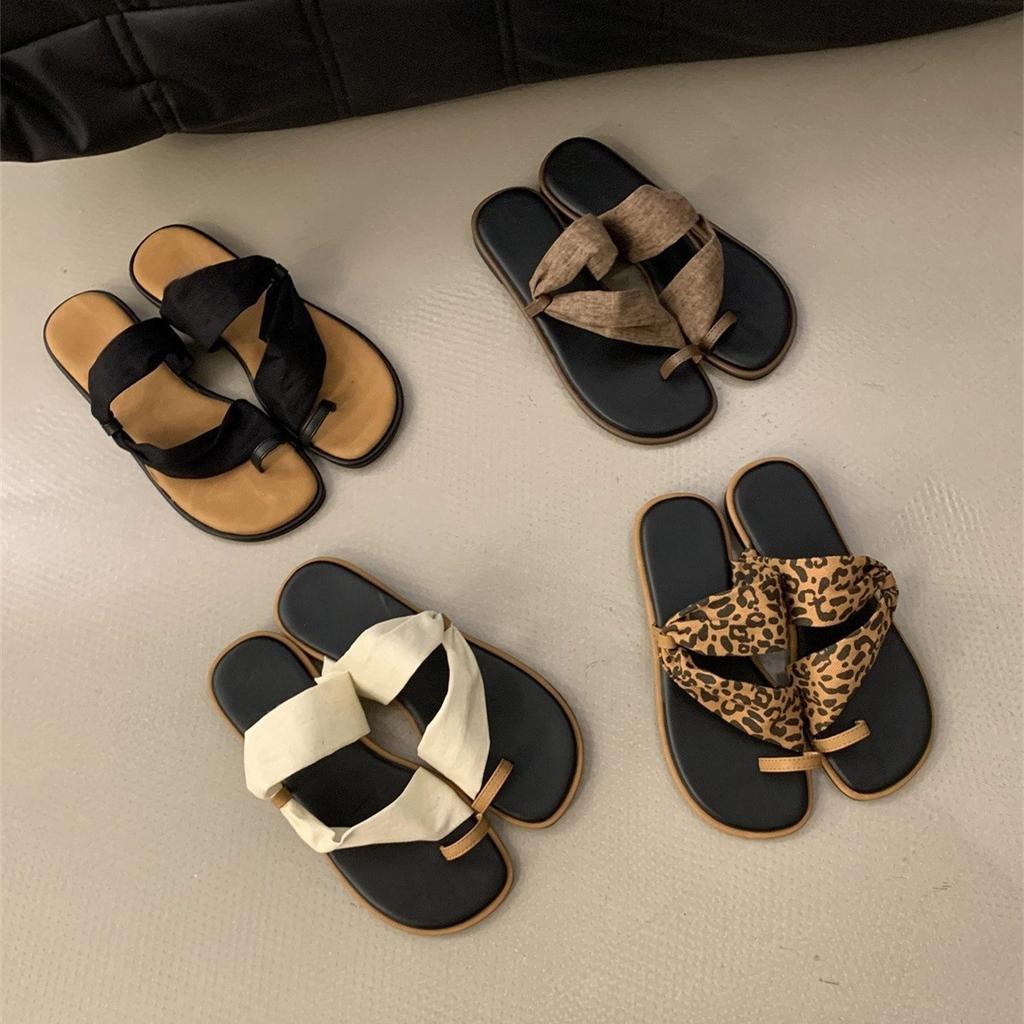 Trendy brand niche leopard print toe slippers women's summer wear fashion design sense flat bottom open toe beach vacation cool slippers