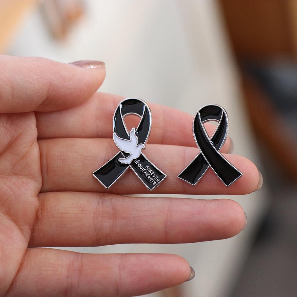 Odznaka z wstążką na pogrzeb raka skóry Broszka z czarną kokardką na raka czerniaka Pin Impreza