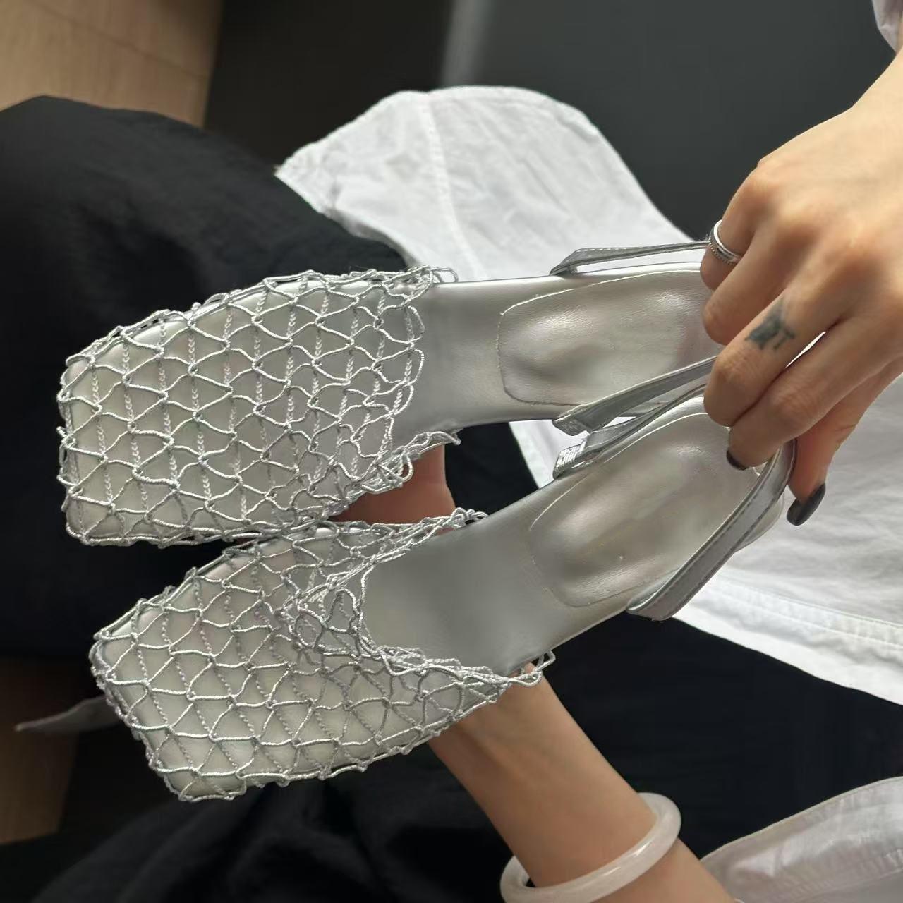 

2025 лето квадратный носок нишевый дизайн полый высокий каблук французский клиновидный каблук универсальный низкий каблук дышащая плетеная обувь-рыболовная сеть 40 серебряный