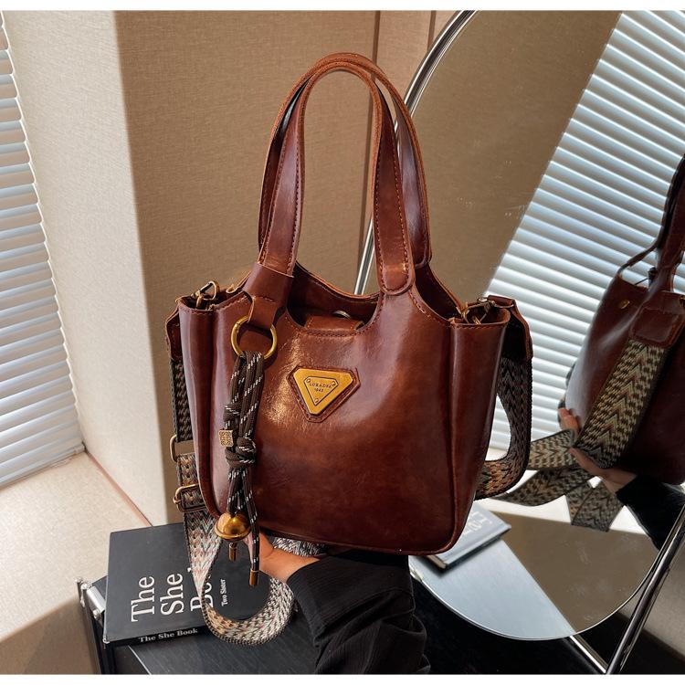 

New retro shoulder bag women s fashion hand bag texture casual simple messenger bag single package коричневий