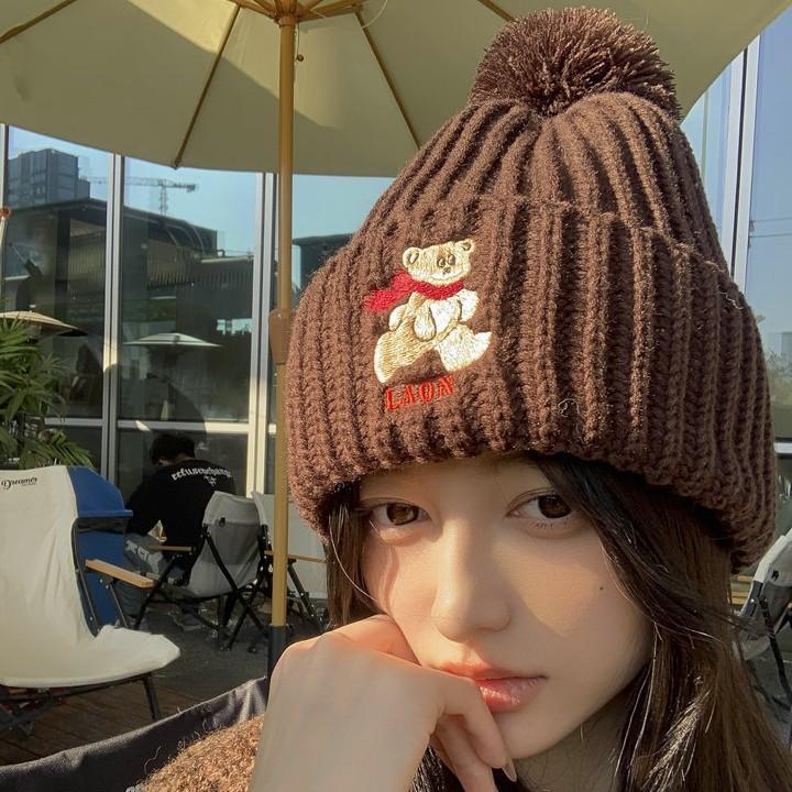 

Run Bear Knitted Hat Big Hairball Cute Embroidered Wool Hat Versatile Warm Retro Ear Protector Cold Hat M（56-58cm） темно-коричневого кольору