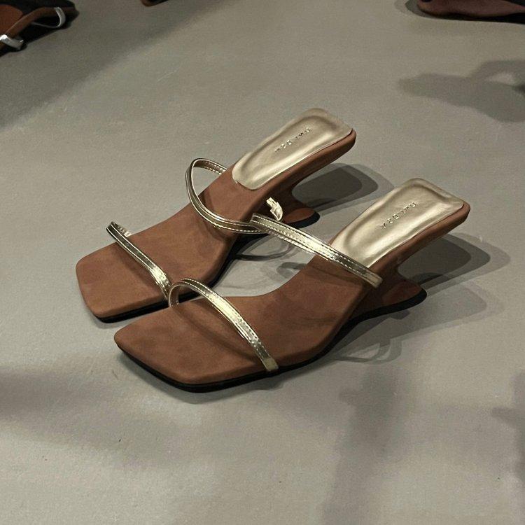 

Интернет-знаменитость танкетка с открытым носком французские маленькие крутые тапочки сказочные туфли 2024 новые летние ремешок высокий каблук сандалии 39 золотой