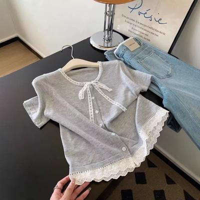 T-shirt de malha curta com mangas curtas, laço em renda e emendas, top de temperamento reto, pequeno e curto na frente do ombro