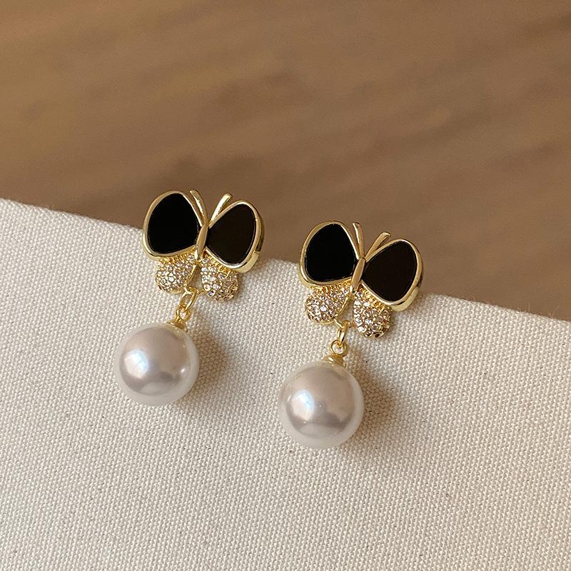 

Black butterfly pearl stud earrings, premium sense light luxury earrings, exquisite retro painless mosquito coil disc ear clips, women s no holes