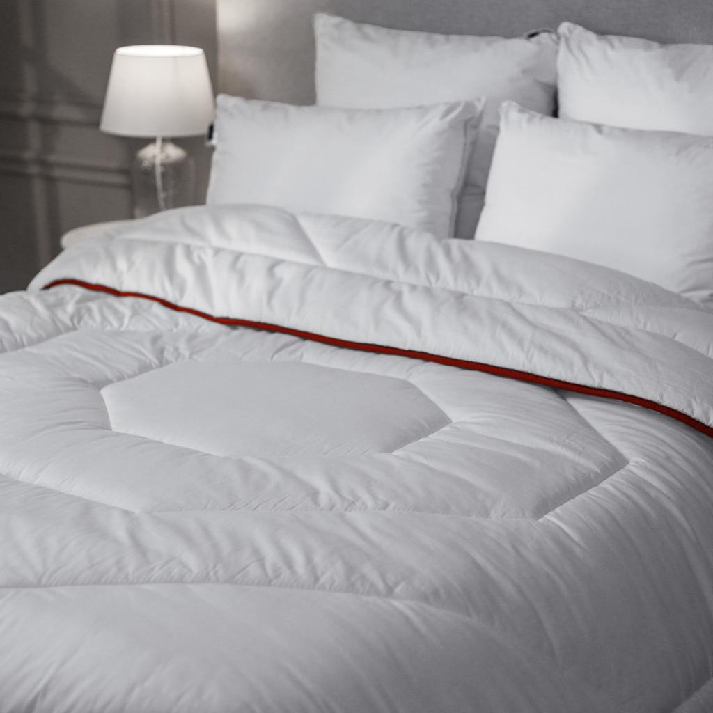 Polyester (Anti-Allergen) Bettdecke Deluxe Nr. 1307 100% Baumwolle, 100% Polyesterfüllung. Alle Jahreszeiten.
