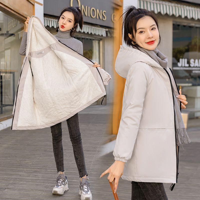 Lässiger Damenmantel in Mittellänge aus Polyester mit Kapuze und Reißverschluss und Kordelzug – warmes Fleecefutter, lange Ärmel, zwei Taschen, Gürtel, maschinenwaschbar