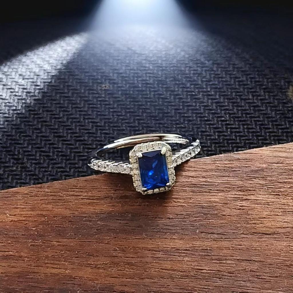 Anello Rettangolare Cultivato Smeraldo Imitazione Retro Lusso Leggero Anello Tesoro Colorato Classico Versatile da Principessa a Quattro Griffes Femminile