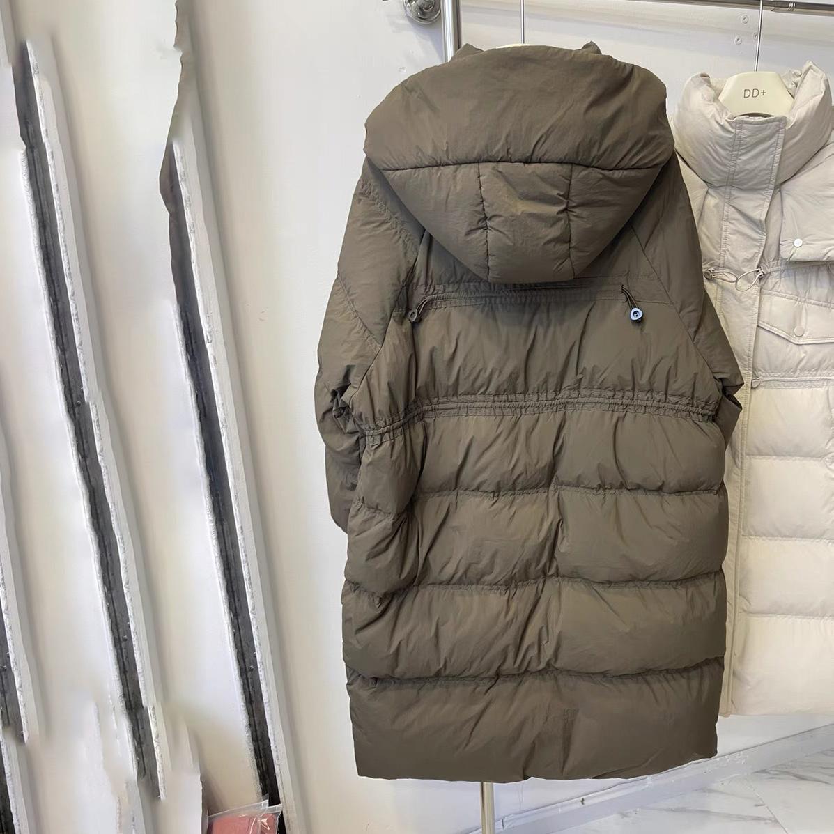 Женская зимняя осенняя куртка-пуховик с воротником-стойкой и капюшоном — фото 11