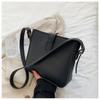 Fashionable Large-capacity Crossbody Bag with Shoulder Strap - Versatile Commuter Bucket Bag