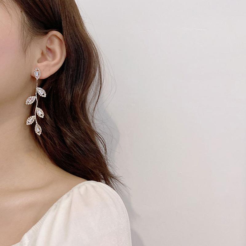 Cercei Exagerați cu Frunze de Modă, Senzualitate Înaltă, Temperament Lung, Cercei Celebritate Online, Cercei cu Ciucuri, Femeie.