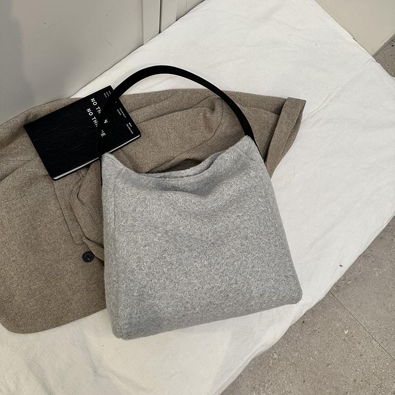 

Yogodlns Женская плюшевая леопардовая сумка через плечо Модная сумка-хобо большой вместимости Шикарная пушистая сумка-тоут для покупок Уличная дорожная сумка 38x12x36cm серый